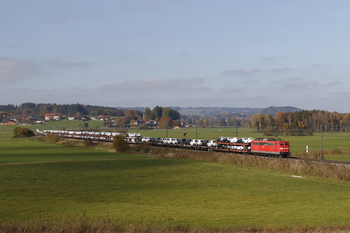 151 165-6 mit einem Autozug aus Mnchen kommend am 31. Oktober 2016 bei Bernau am Chiemsee.