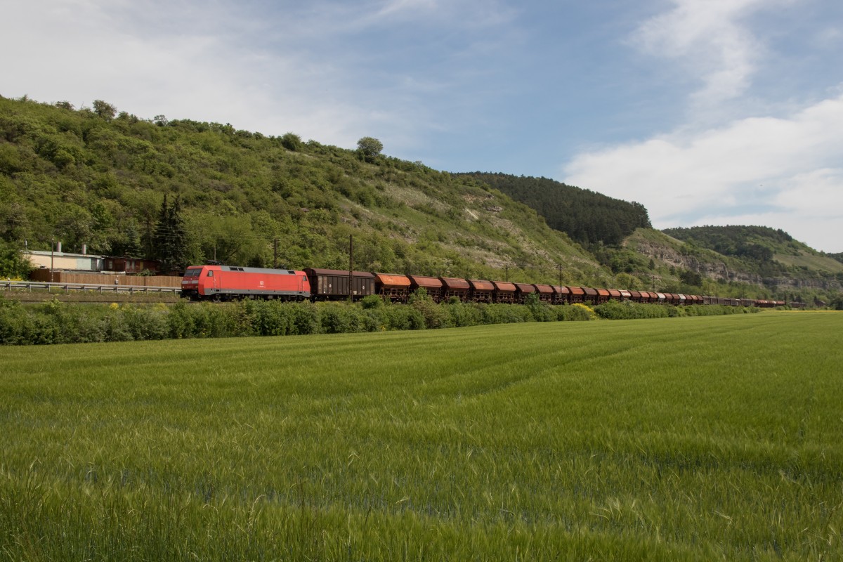 152 007-1 von Wrzburg kommend am 15. Mai 2015 kurz vor Karlstadt am Main.
