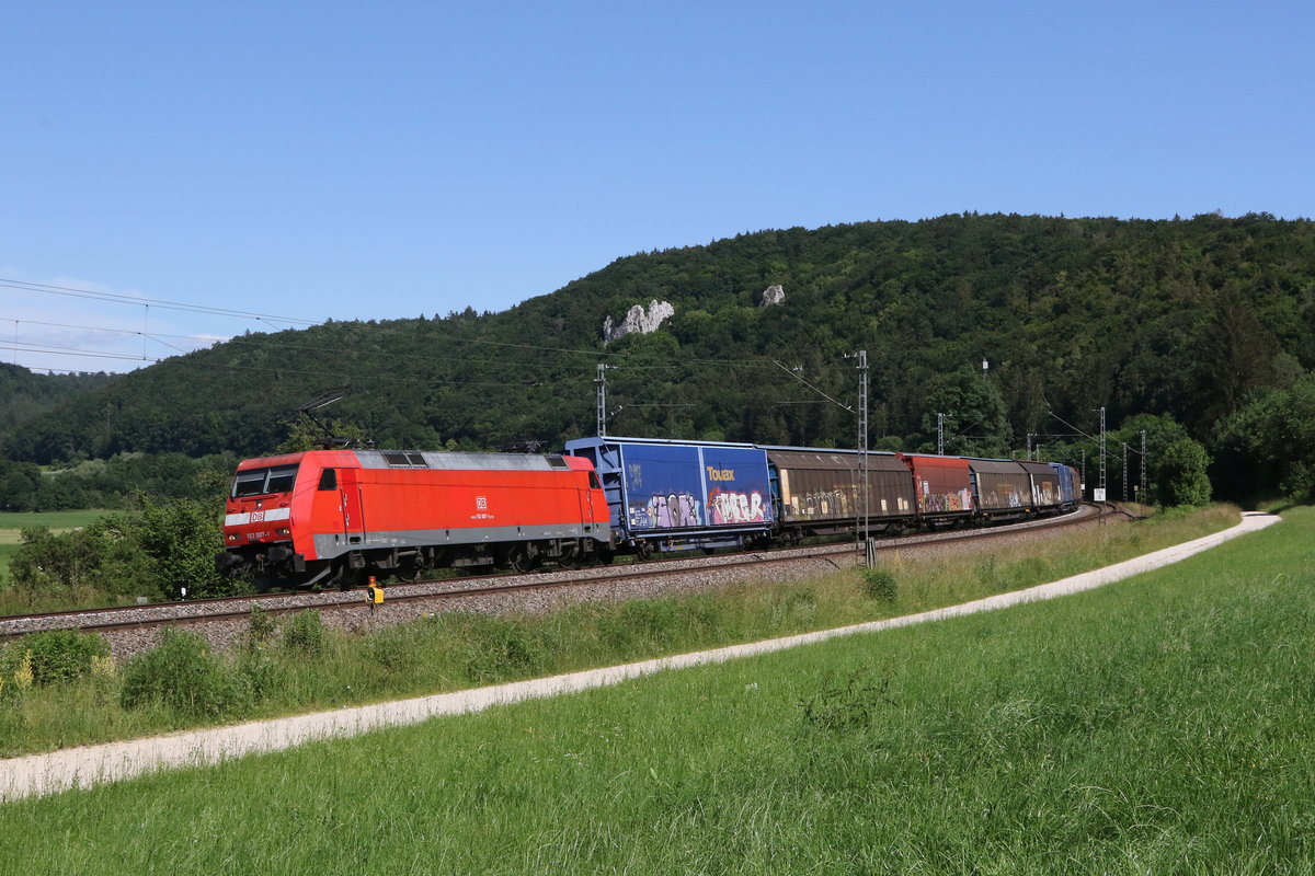 152 007 aus Ingolstadt kommend am 24. Juni 2020 bei Dollnstein im Altmhltal.