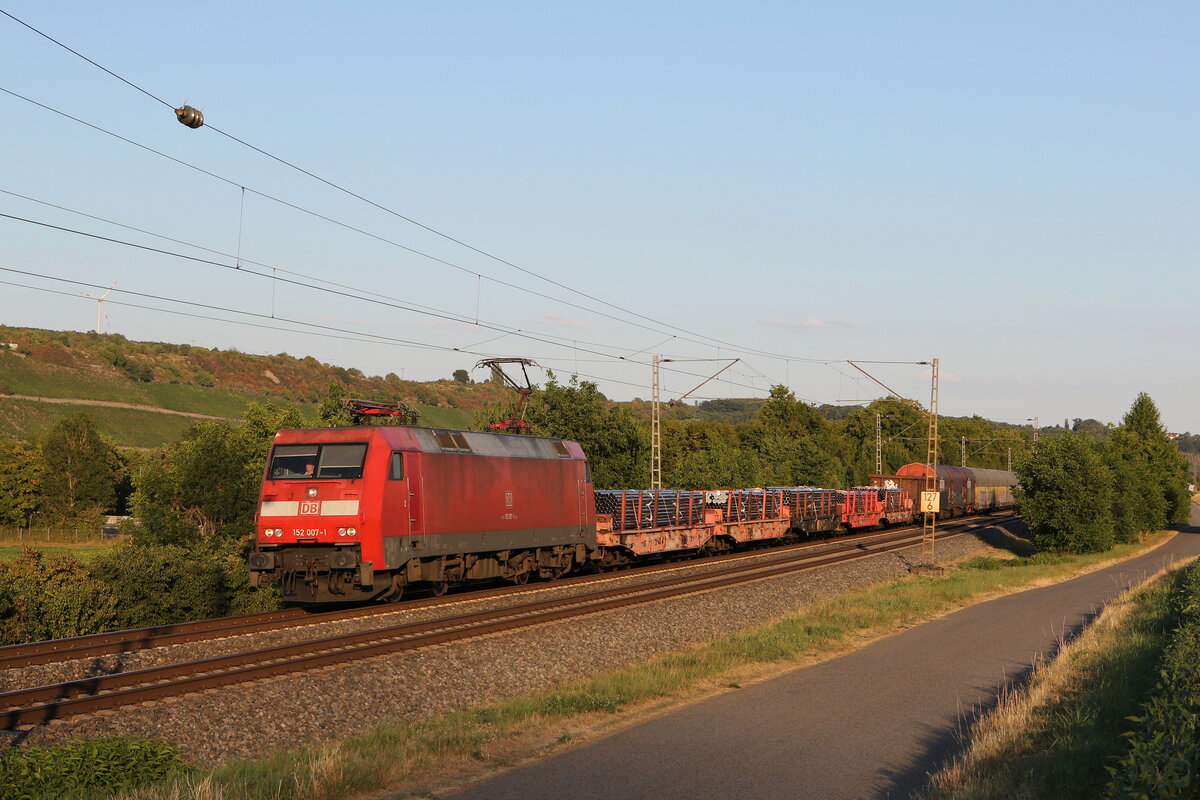 152 007 war am 4. August mit einem gemischten Gterzug bei Winterhausen in Richtung Wrzburg unterwegs.
