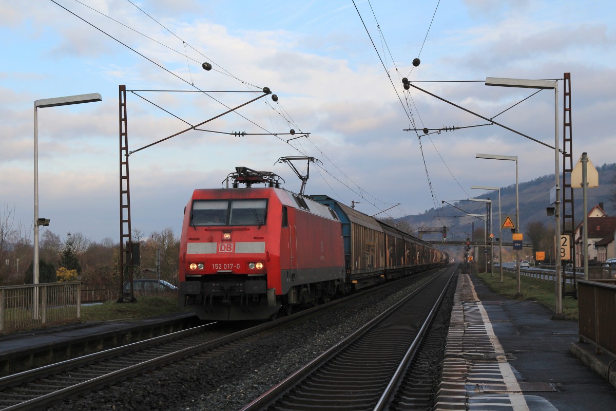152 017-0 am 21. Februar 2014 im Bahnhof von Thngersheim.