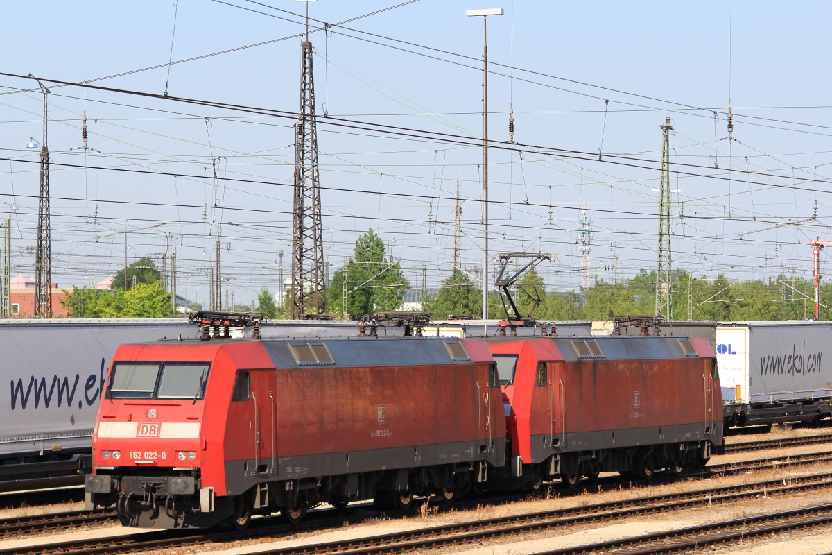 152 022-0 und 152 058-4 am 17. Juni 2013 im Rangierbahnhof Mnchen/Ost.
