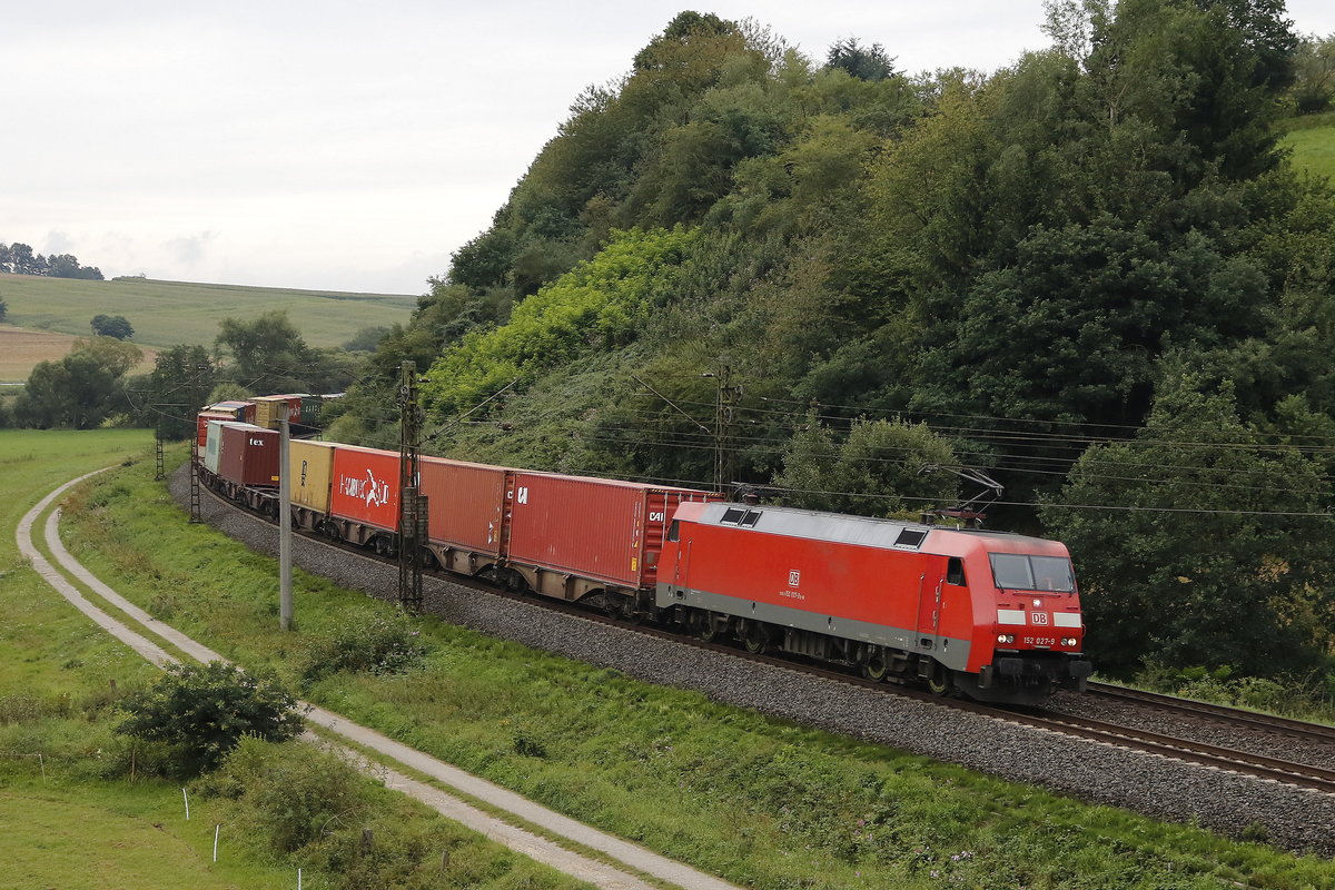 152 027-9 war mit einem Containerzug am 10. August 2017 bei Hermannspiegel in Richtung Kassel unterwegs.