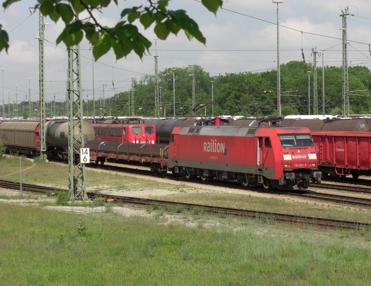152 035-5 bei der Einfahrt in den Rangierbahnhof Mnchen/Nord am 3. Juni 2010.