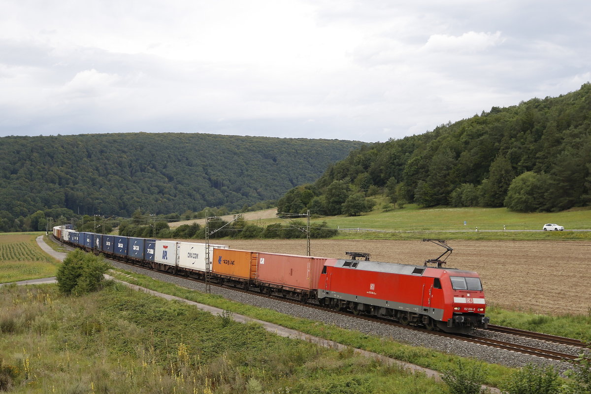 152 036-0 mit einem Containerzug am 18. August 2017 bei Harrbach.