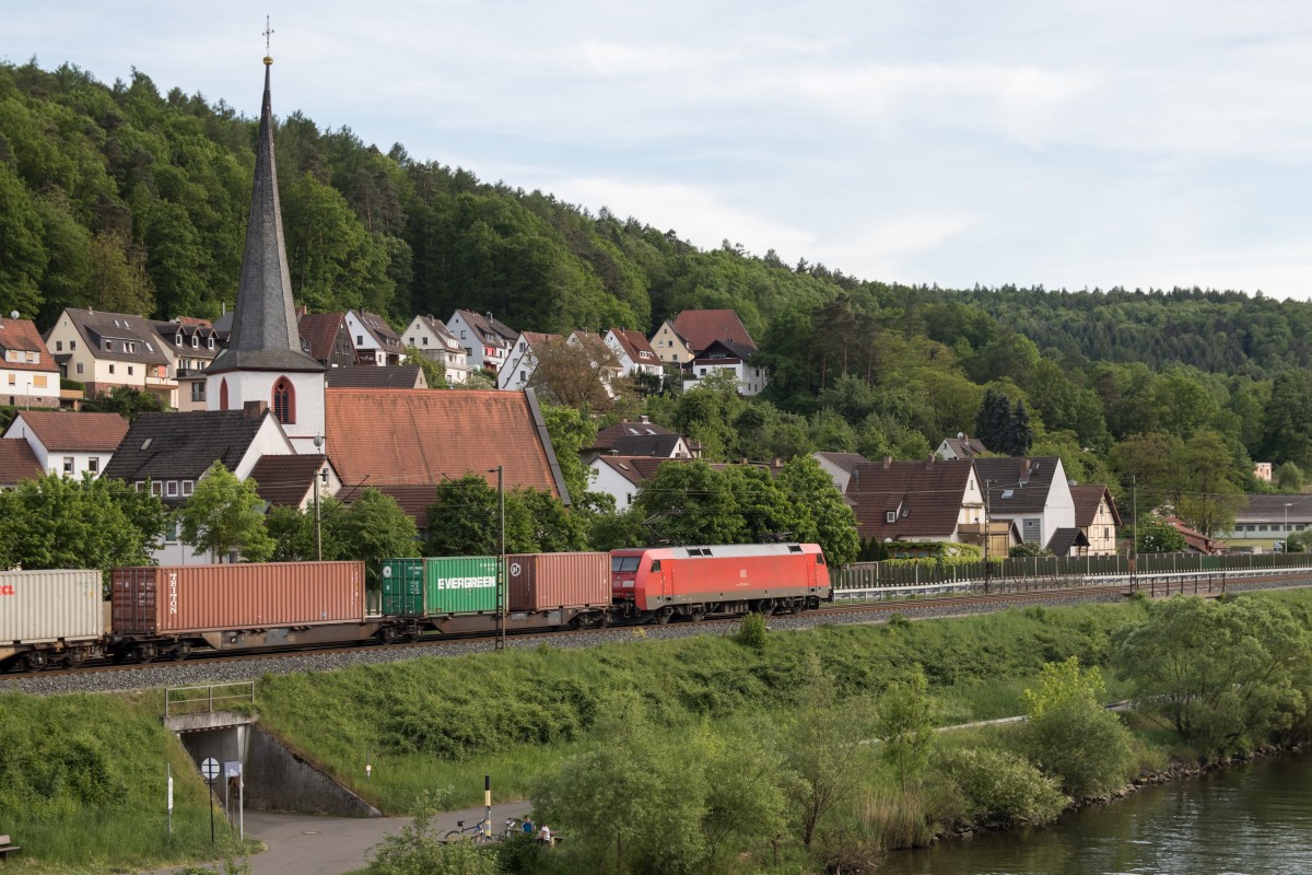 152 049-3 ist mit einem Containerzug am 15. Mai 2015 bei Wernfeld in Richtung Wrzburg unterwegs.