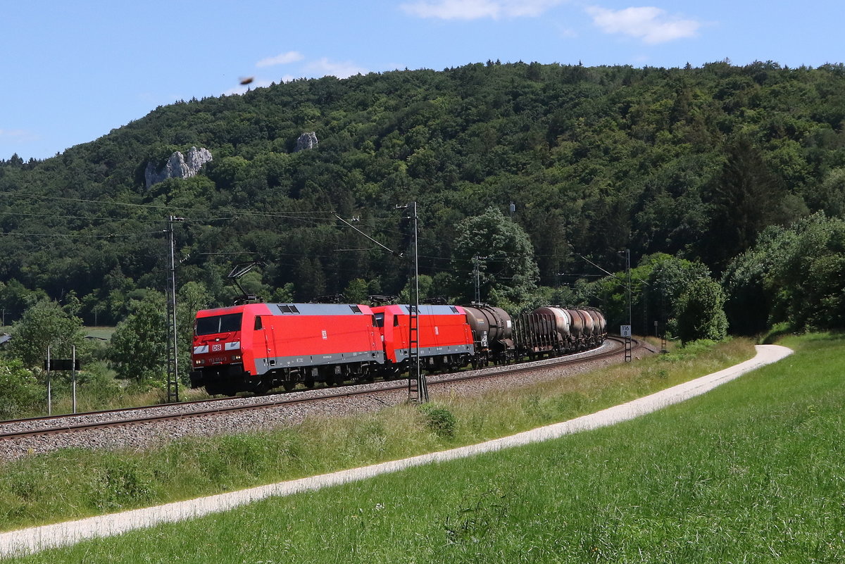 152 054 aus Ingolstadt kommend am 24. Juni 2020 bei Dollnstein im Altmhltal.