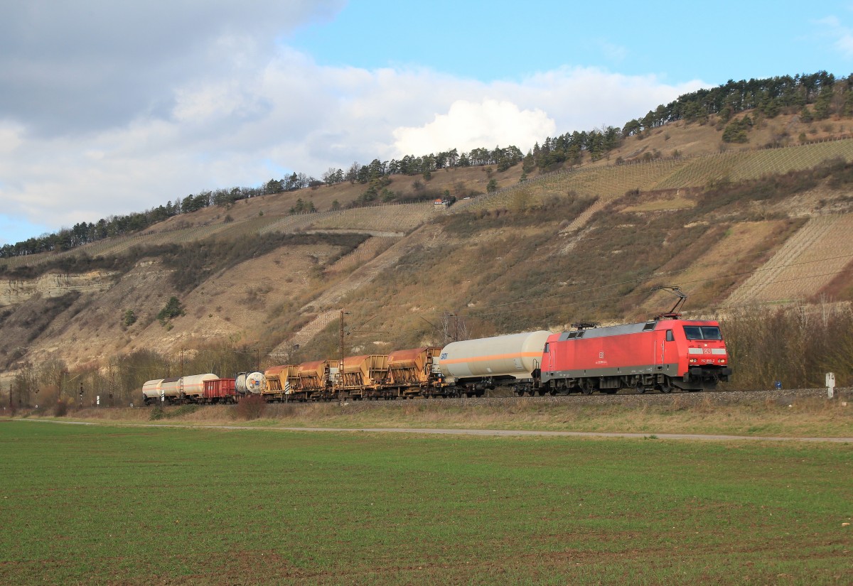 152 059-2 befrdert am 20. Februar 2014 einen gemischten Gterzug bei Thngersheim durch das Maintal.