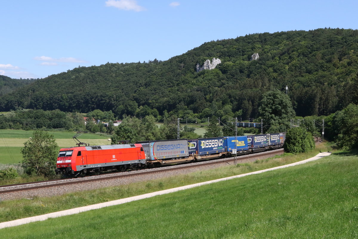 152 059 mit einem  KLV  aus Ingolstadt kommend am 24. Juni 2020 bei Dollnstein/Altmhltal.