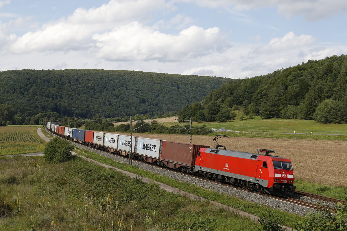 152 081-6 mit einem Containerzug am 18. August 2017 bei Harrbach im Maintal.