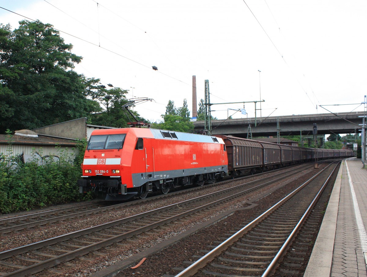 152 084-0 mit einem Ganzzug am 31. Juli 2013 in Hamburg-Harburg.