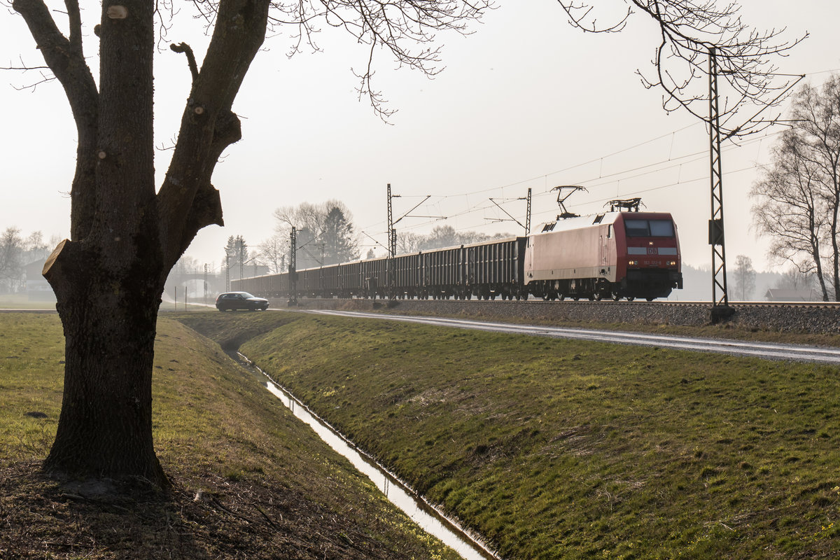 152 122-8 am 20. Mrz 2016 mit dem  Aicher-Stahlzug  bei bersee am Chiemsee.