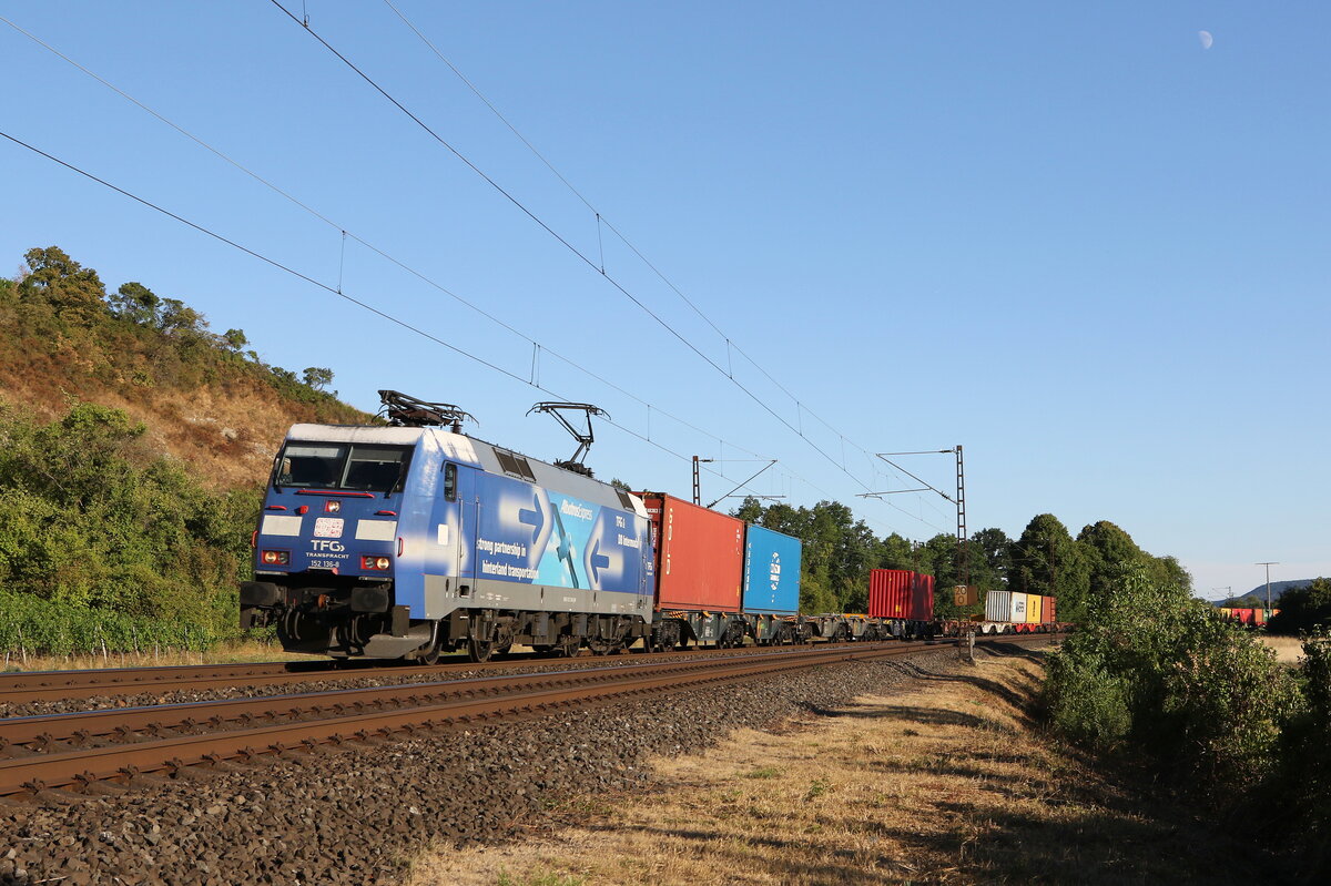 152 136 mit einem Containerzug aus Wrzburg kommend am 6. August 20222 bei Himmelstadt.