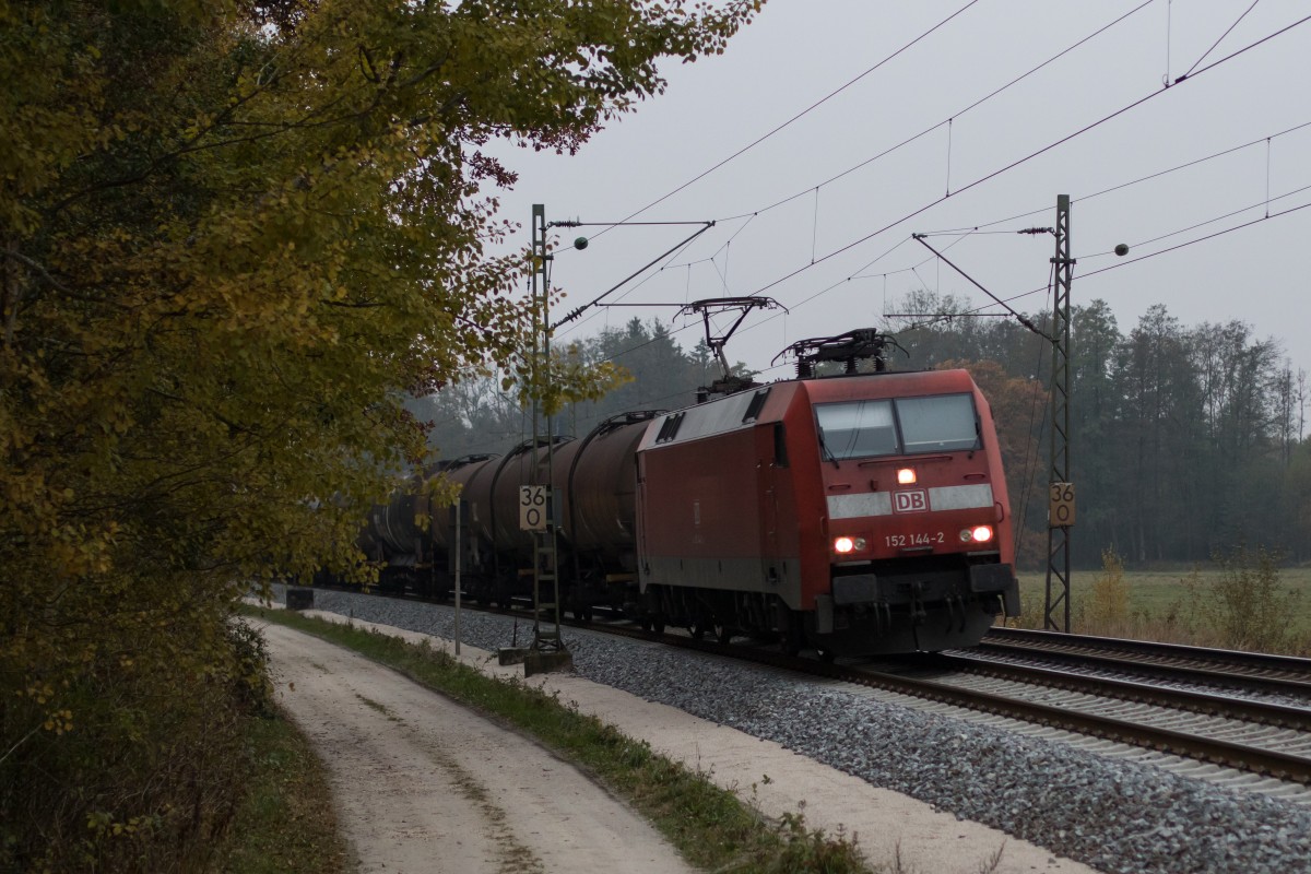 152 144-2 mit einem Kesselwagenzug am 30. Oktober 2015 bei bersee am Chiemsee.