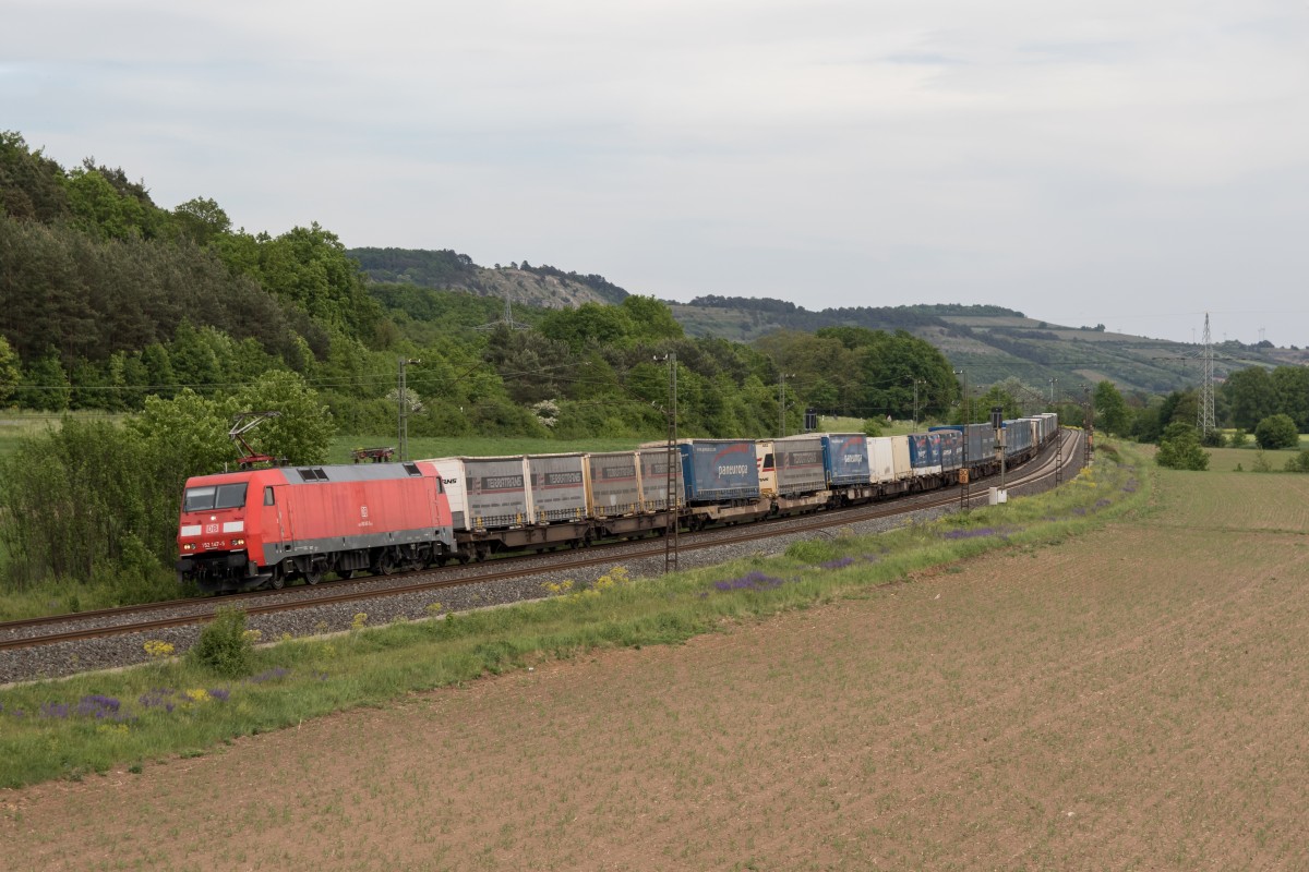 152 147-5 am 14. Mai 2015 bei Harrbach am Main.