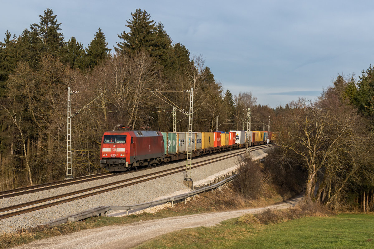 152 151-7 mit einem Containerzug aus Freilassing kommend am 30. November 2016 bei Grabensttt.