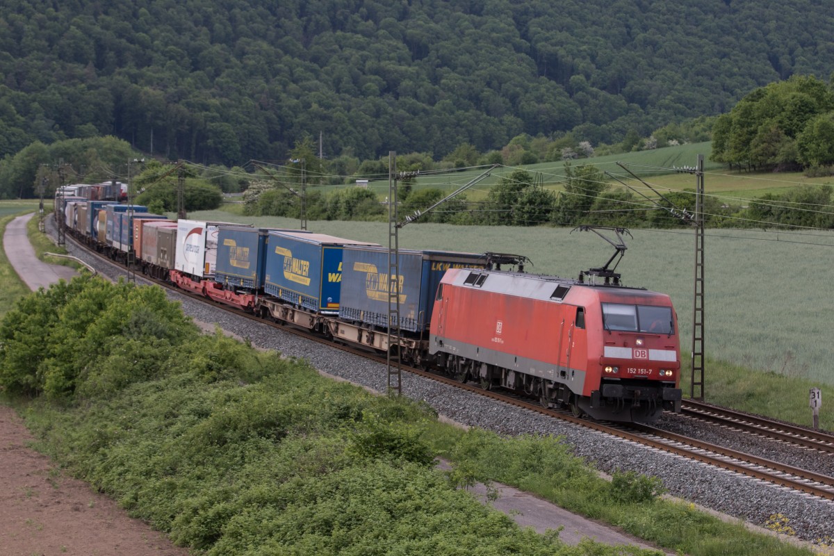 152 151-7 mit einem KLV am 14. Mai 2015 bei Harrbach am Main.