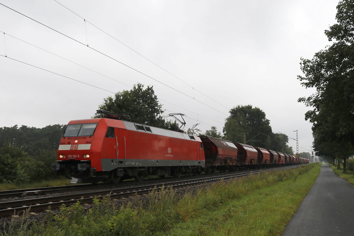 152 152-5 mit einem Gterzug am 11. August 2017 bei Drverden.