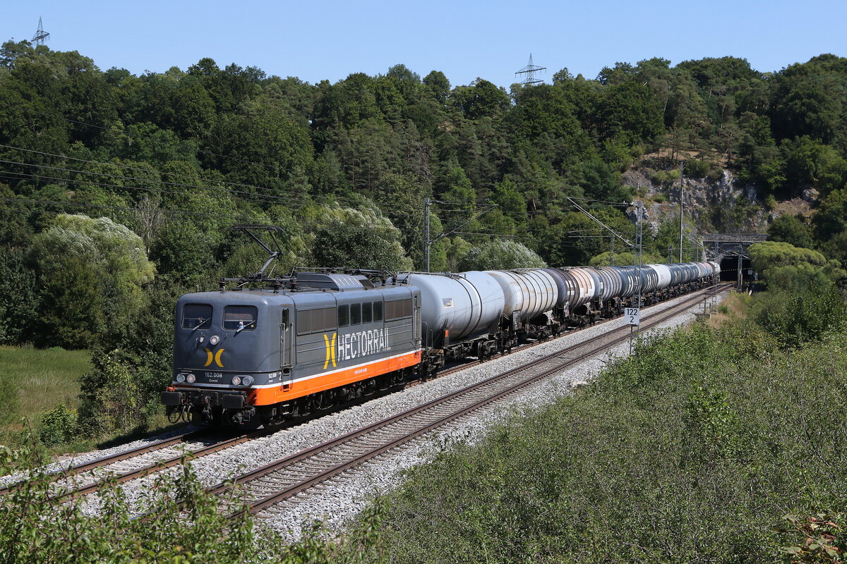 1622 008 von  HECTORRAIL  mit einem Kesselwagenzug am 9. August 2022 im Altmhltal bei Sollnhofen.