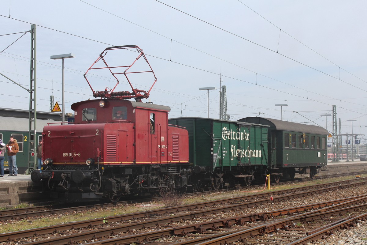 169 005-6 mit einem Fotozug am 9. April 2012 im Mnchner Ostbahnhof.