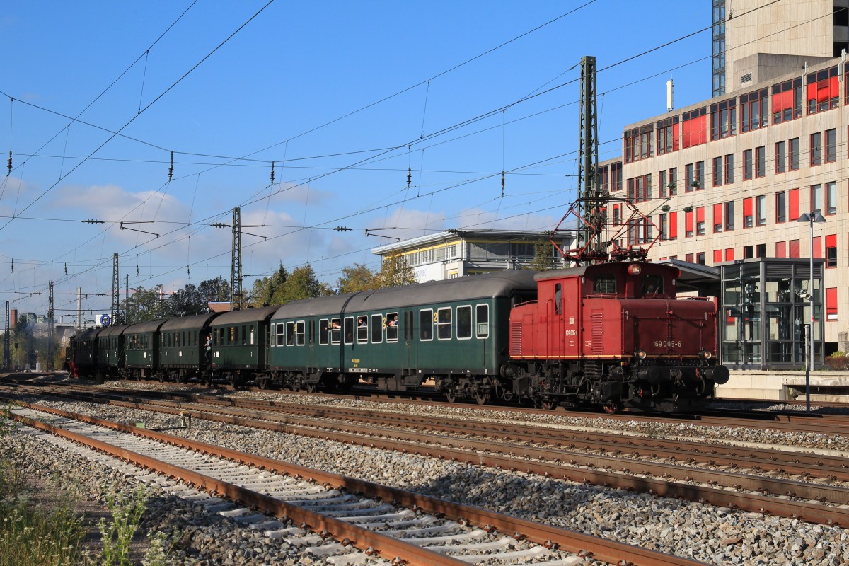 169 005-6 mit einem Sonderzug auf  Mnchner Stadtrundfahrt  am 26. Oktober 2014. Aufgenommen auf dem Weg zum Ostbahnhof am Heimeranplatz.