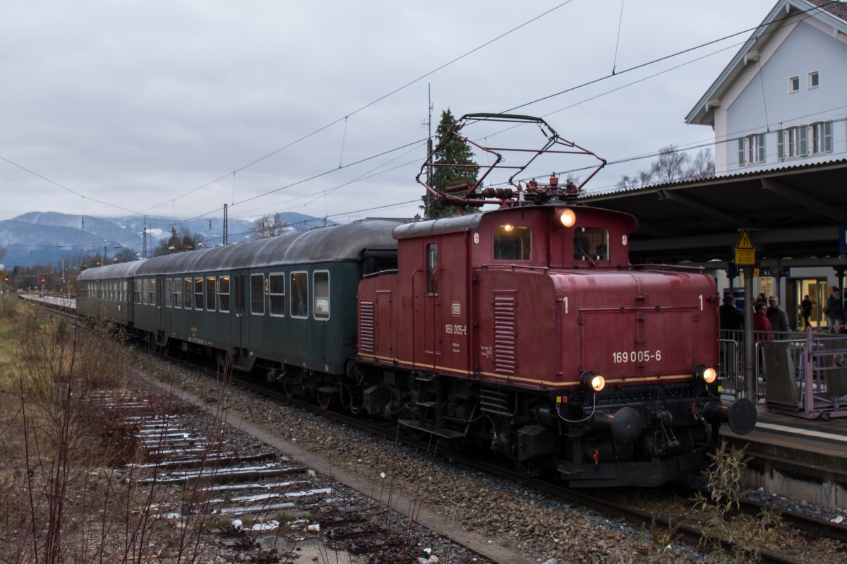 169 005-6 mit einem Sonderzug des  Bayerischen-Lokalbahn-Vereins  am 28. November 2015 im Bahnhof von Prien am Chiemsee.