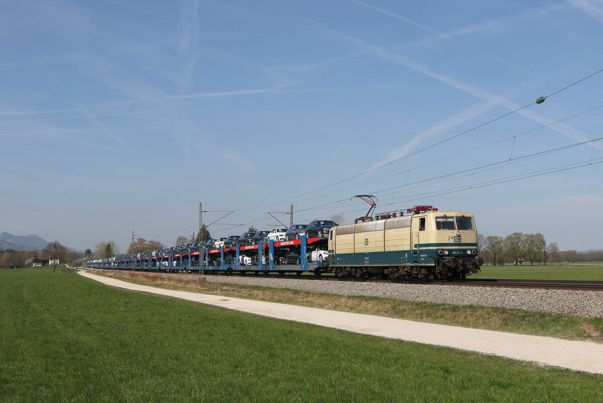181 211 war am 14. April 2022 mit einem Autozug bei bersee am Chiemsee in Richtung Salzburg unterwegs.