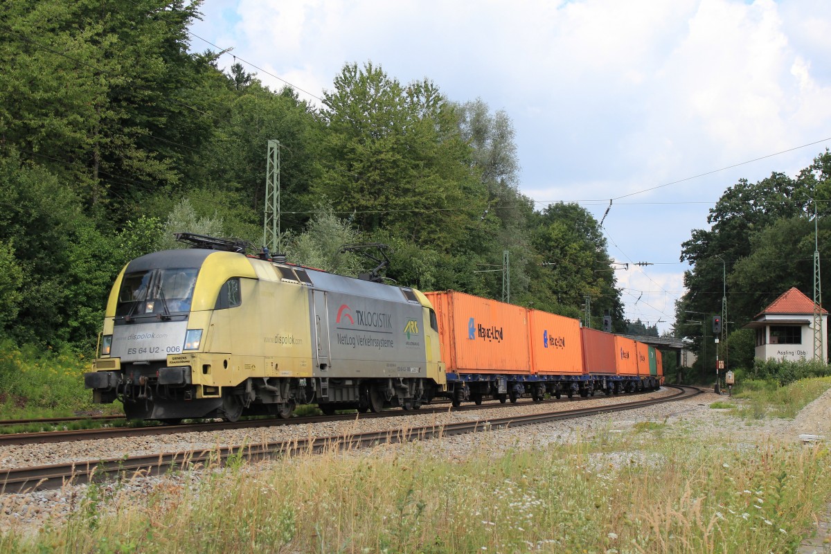 182 506 mit einem Containerzug am 14. August 2013 im Bahnhof von Assling.
