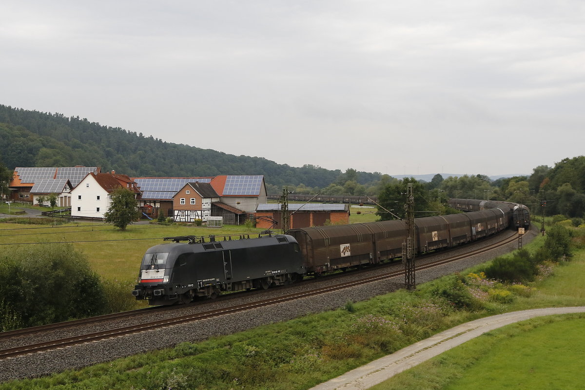 182 507-4 mit einem Ganzzug aus Kassel kommend am 10. August 2017 bei Hermannspiegel im Haunetal.