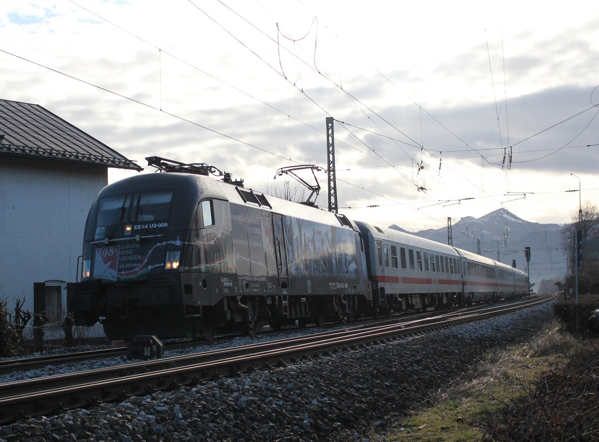 182 509-0  Europa ohne Grenzen  mit dem  IC Knigssee  am 8. Januar 2016 bei der Ausfahrt aus Prien am Chiemsee.