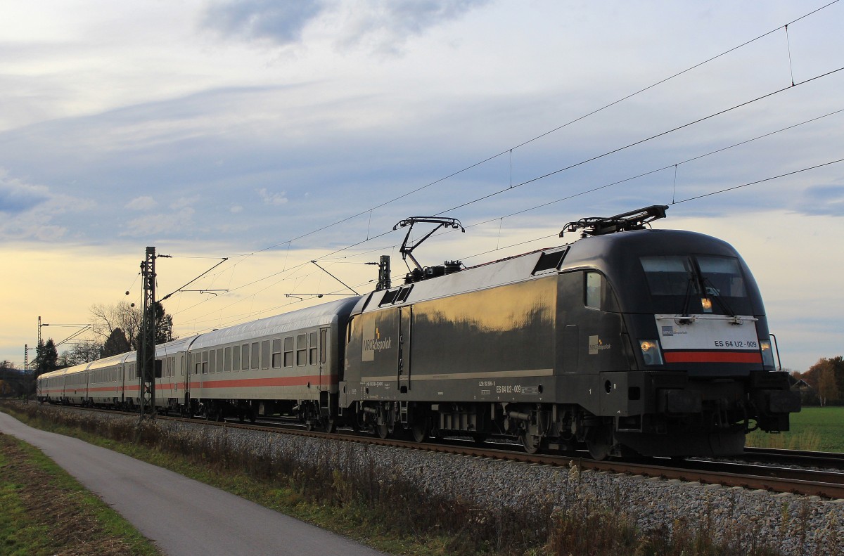 182 509-0 ist mit dem  IC Knigssee  auf dem Weg nach Freilassing. Aufgenommen am 20. November 2012 bei bersee.