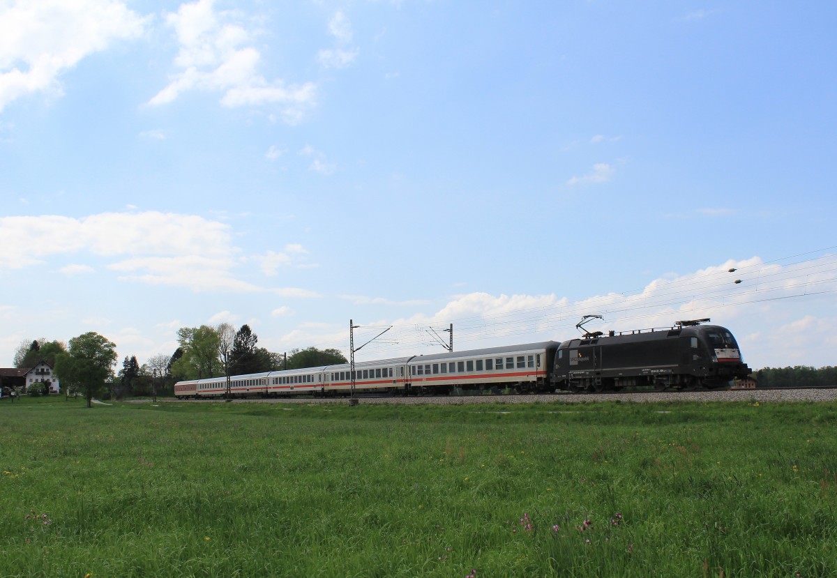 182  509 zieht  IC Knigssee  durch den Chiemgau in Richtung Freilassing. Aufgenommen am 5. Mai 2013 bei bersee am Chiemsee.