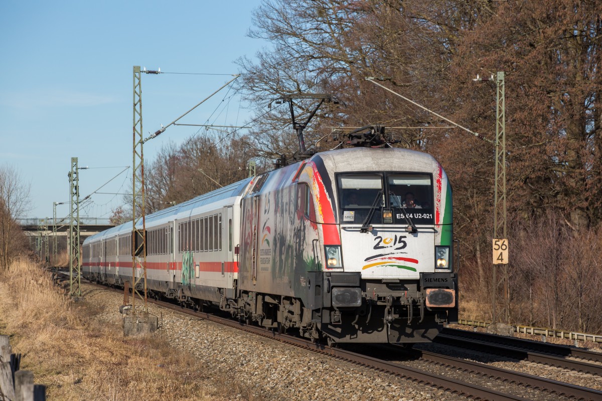 182 521-5  Deutsch Ungarisches Freundschaftsjahr  ist am 12. Februar 2016 mit dem  IC Knigssee  bei Vogl in Richtung Freilassing unterwegs.