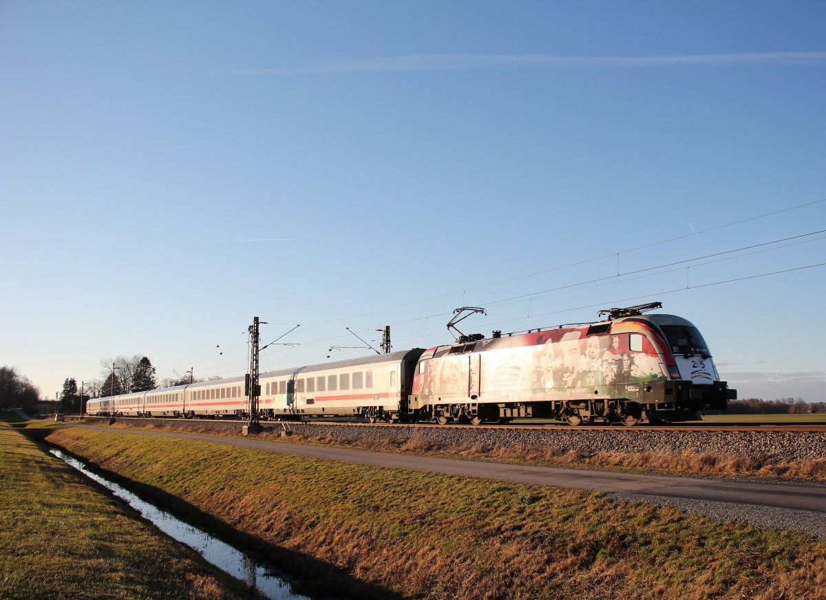 182 521-5 mit dem  IC Knigssee  auf dem Weg nach Freilassing am 23. Dezember 2015 bei bersee.