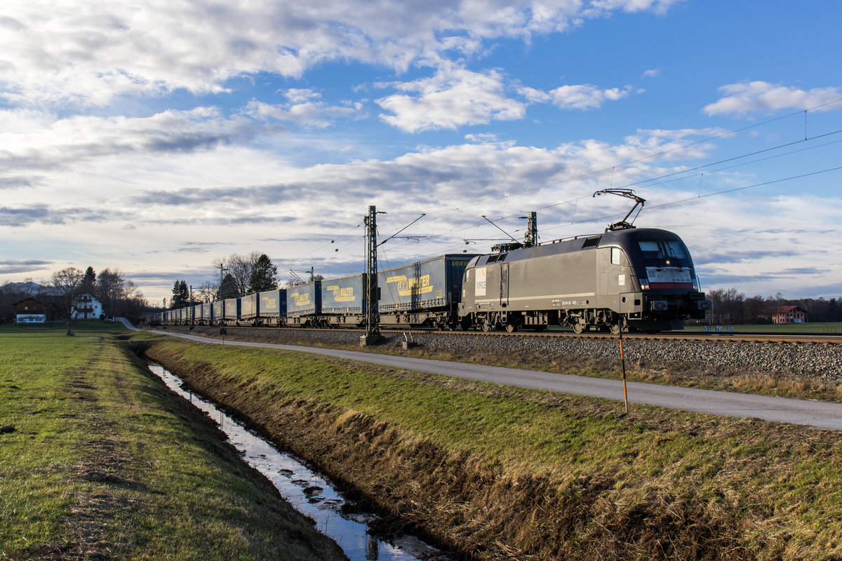 182 522 war mit dem  Walter-Zug  am 9. Dezember 2016 bei bersee in Richtung Salzburg unterwegs.