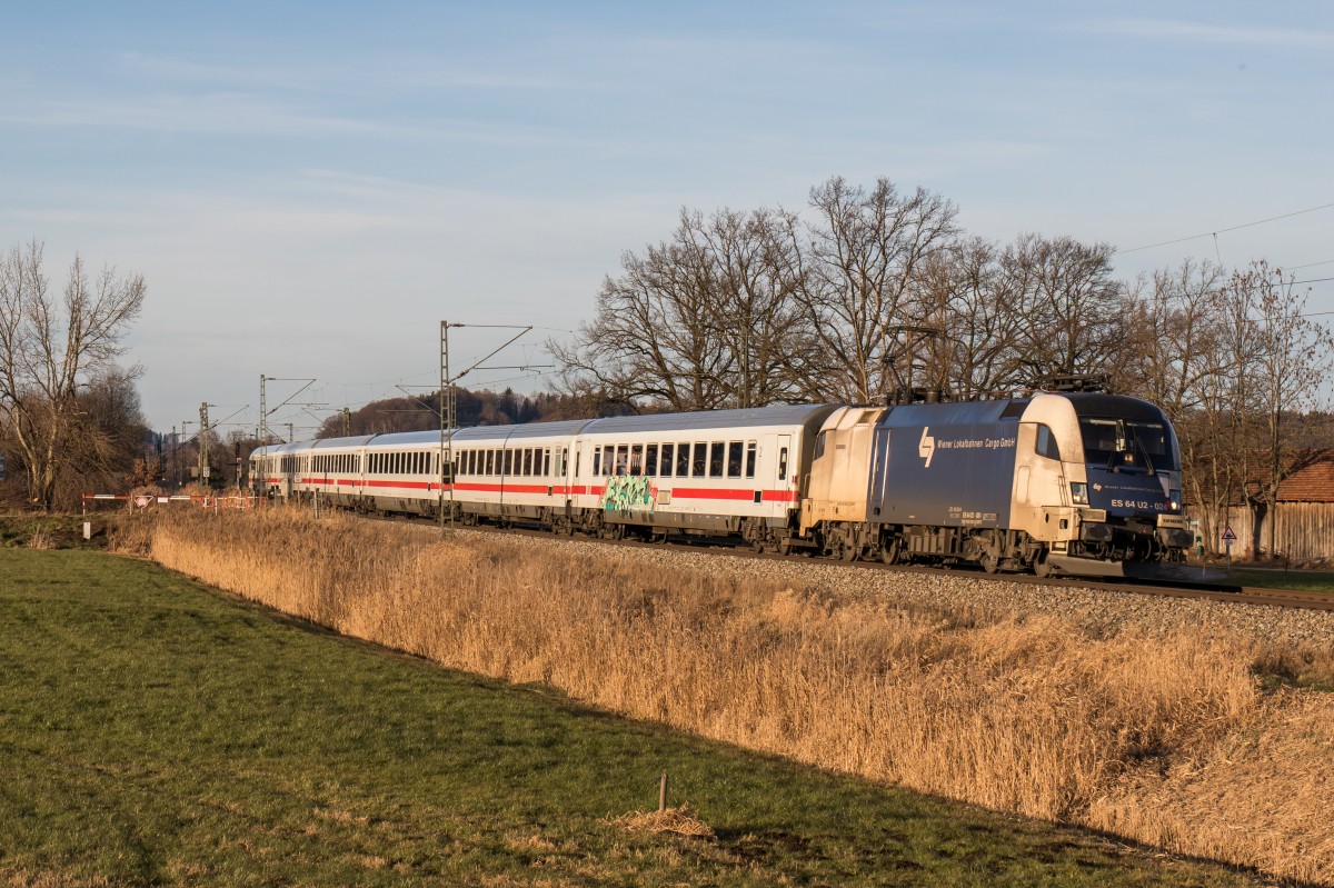 182 524-9 war mit dem  IC Knigssee  am 25. Dezember 2015 bei Weisham in Richtung Freilassing unterwegs.