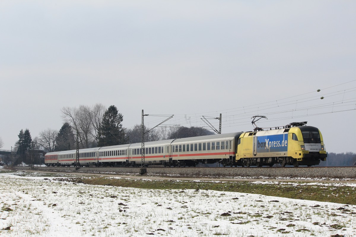 182 525-6 ist am 1. April 2014 bei bersee in Richtung Freilassing unterwegs.