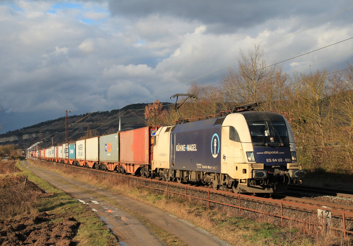 182 535-5 mit einem Containerzug am 19. Februar 2014 bei Thngersheim im Maintal.