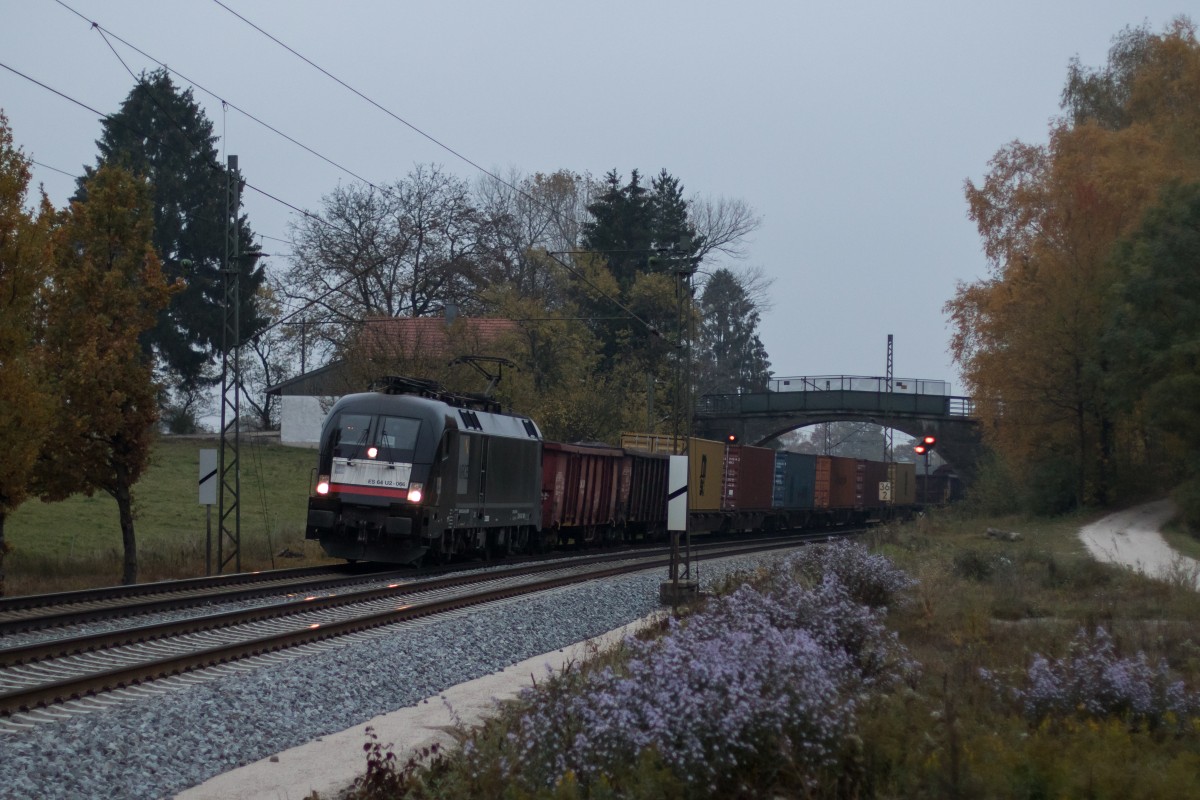 182 566 war mit einem gemischten Gterzug am 30. Oktober 2015 von Freilassing nach Rosenheim unterwegs.