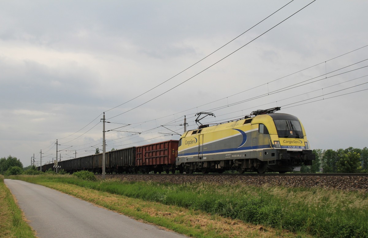 182 581-9 ist am 29. Mai 2014 bei Großsierning in Richtung St. Pölten unterwegs.