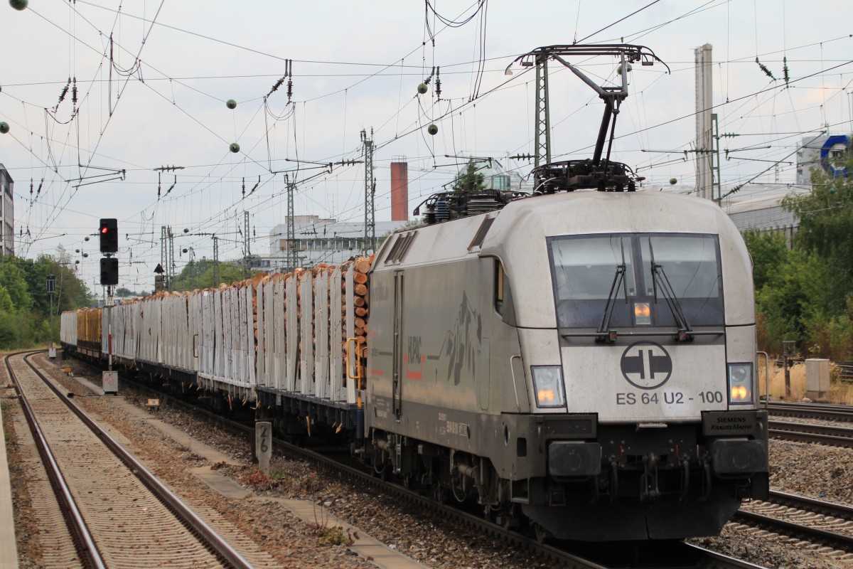 182 600-7 fhrt am 26. August 2013 mit einem Holzzug durch Mnchen-Heimeranplatz.