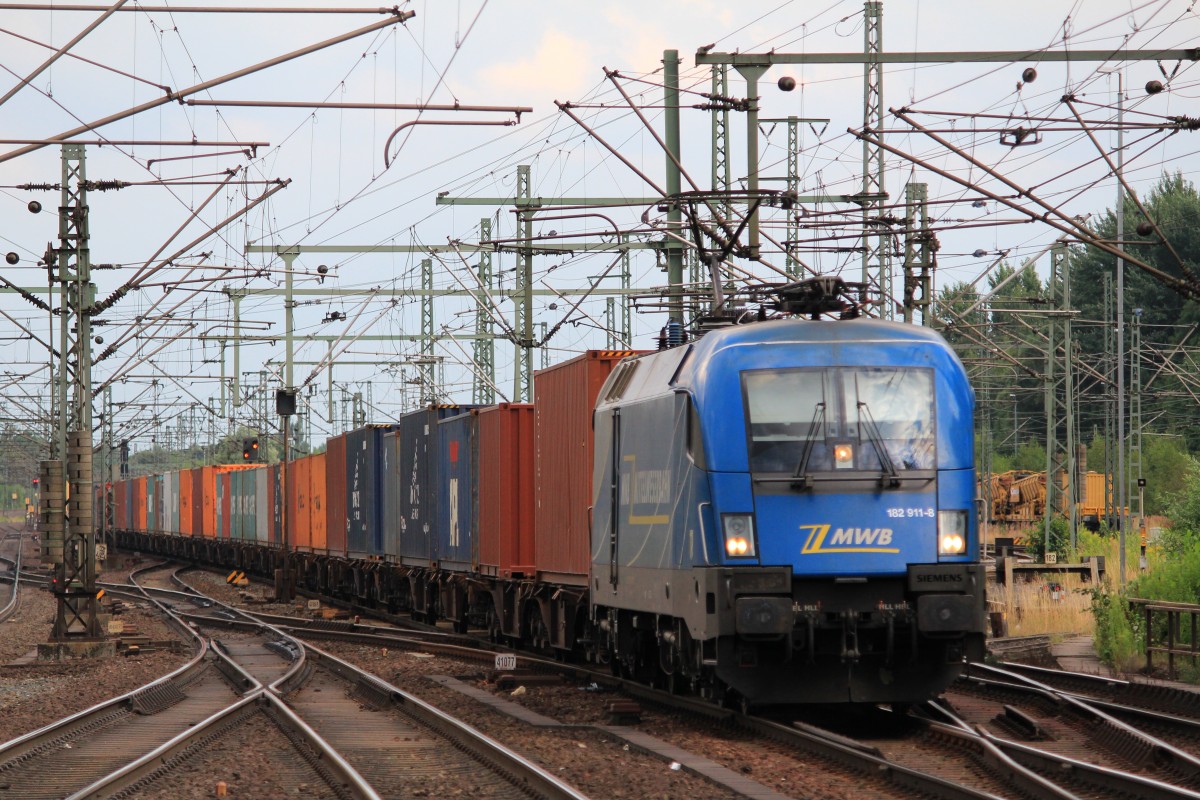 182 911-8 mit einem Containerzug am 31. Juli 2013 in Hamburg-Harburg.