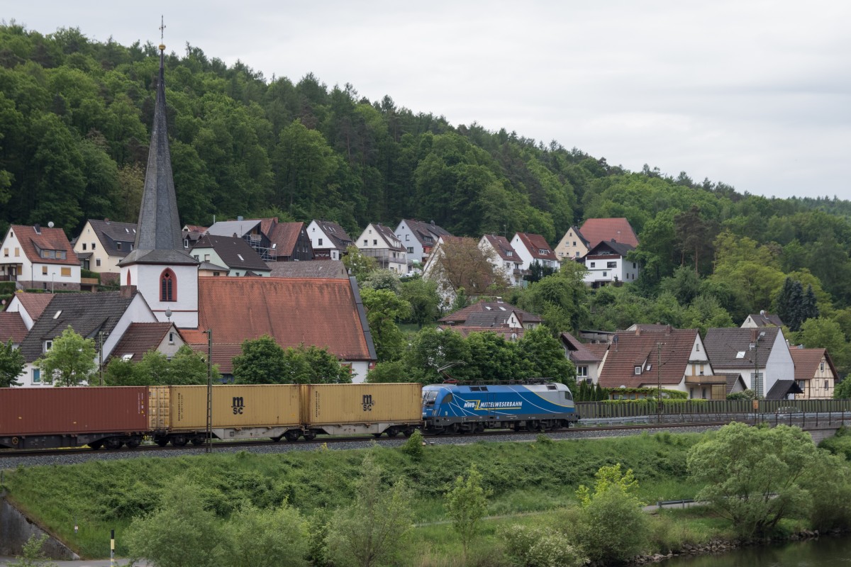 182 912-6 mit einem Containerzug am 15. Mai 2015 bei Wernfeld am Main.