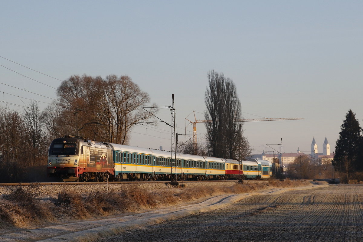 183 001 war am 30. Dezember 2016 bei Freising auf dem Weg nach Mnchen.
