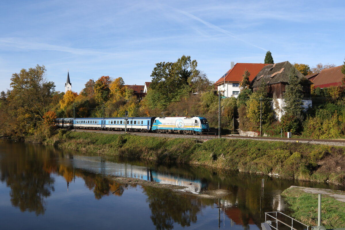 183 004 aus Mnchen kommend am 29. Oktober 2023 bei Volkmannsdorf.