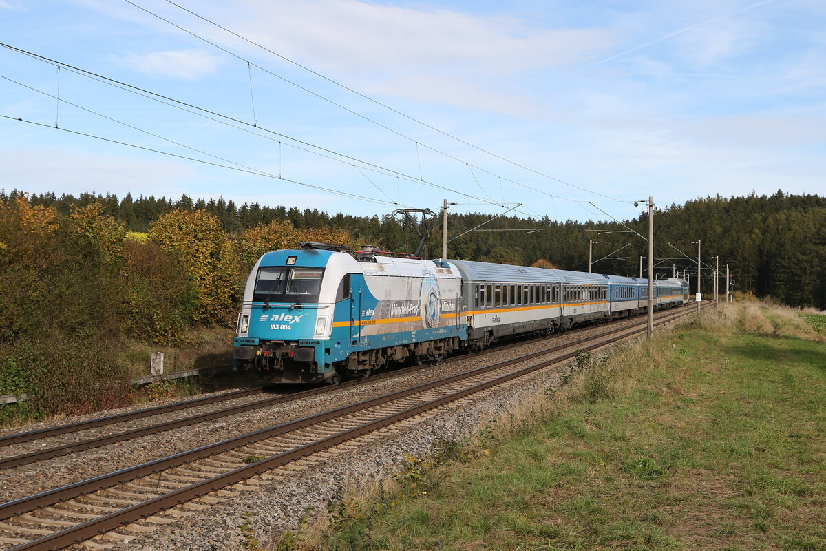 183 004 aus Regensburg kommend am 29. Oktober 2023 bei Artlkofen.