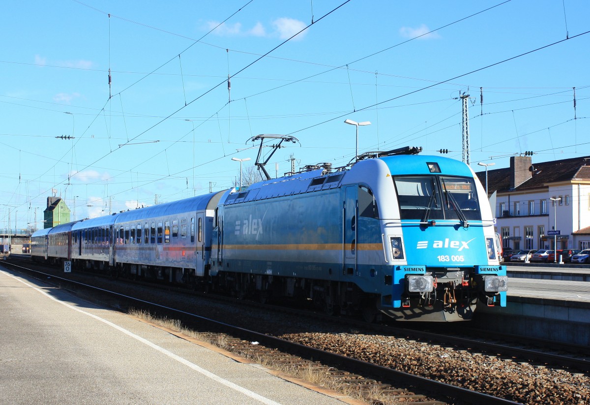 183 005 mit dem  ALEX  war am 6. Februar 2014 auf dem Weg nach München. Aufgenommen beim Halt im Bahnhof von Landshut.