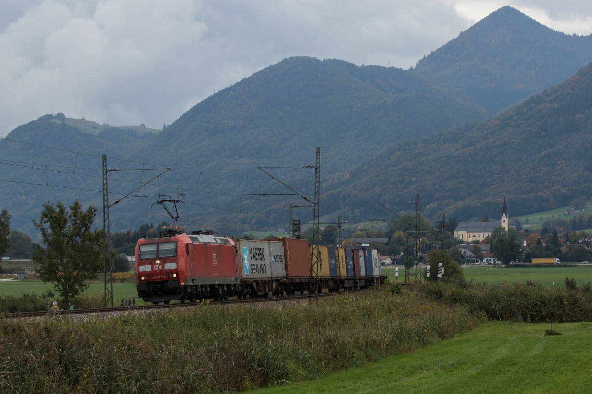 185 052-8 mit einem Containerzug aus Salzburg kommend am 8. Oktober 2015 bei Bernau.