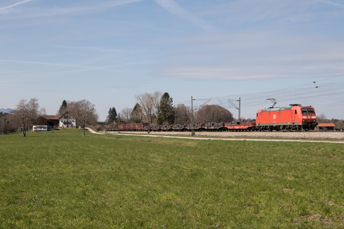 185 064-3 mit einem Stahlzug am 8. April 2015 bei bersee.
