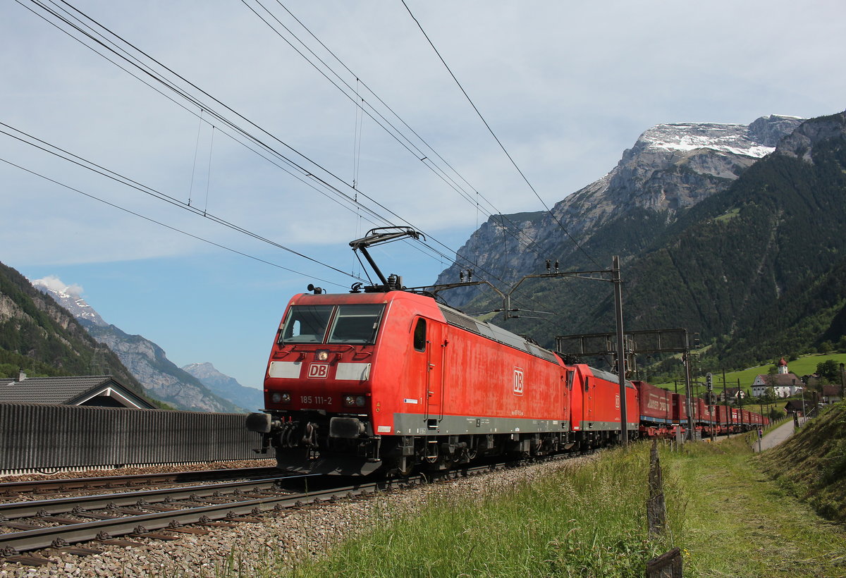 185 111 und 185 140 waren am 26. Mai 2016 bei Silenen in Richtung Gotthard unterwegs.